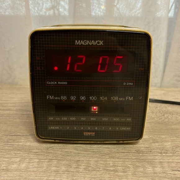 Vintage Magnavox Radio Alarm Clock - Picture 1 of 7